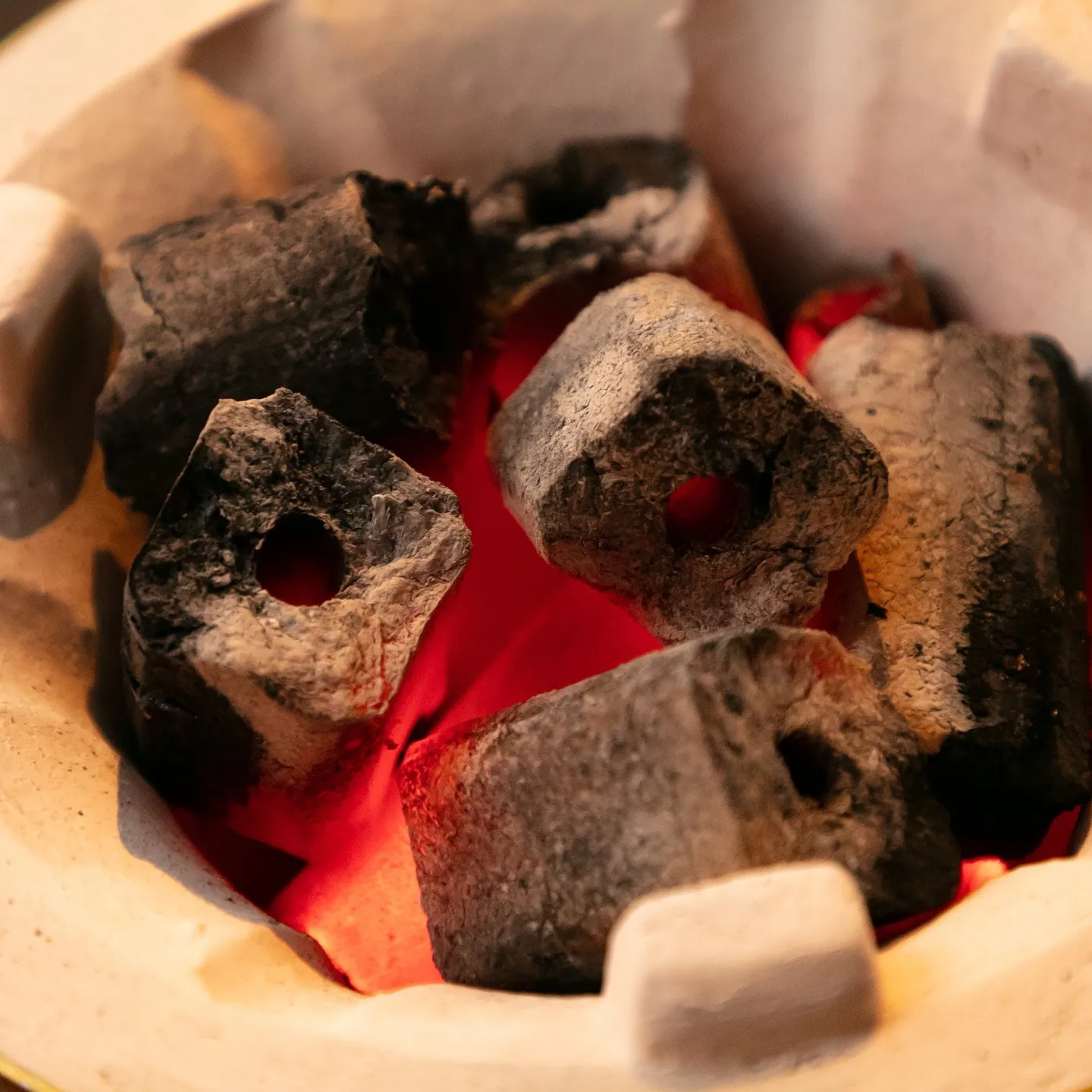 【こだわりの国産オガ炭】